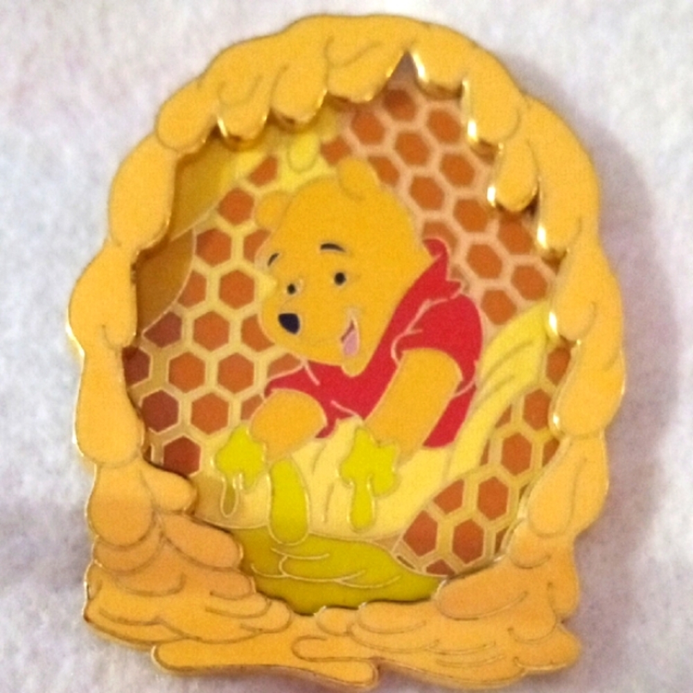 Disney Limited Edition Of 500 Gold Enamel Pooh In Honey Tree Pin🍯